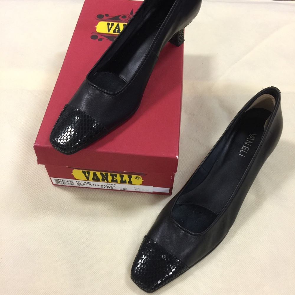 Vaneli snake and leather black low heels